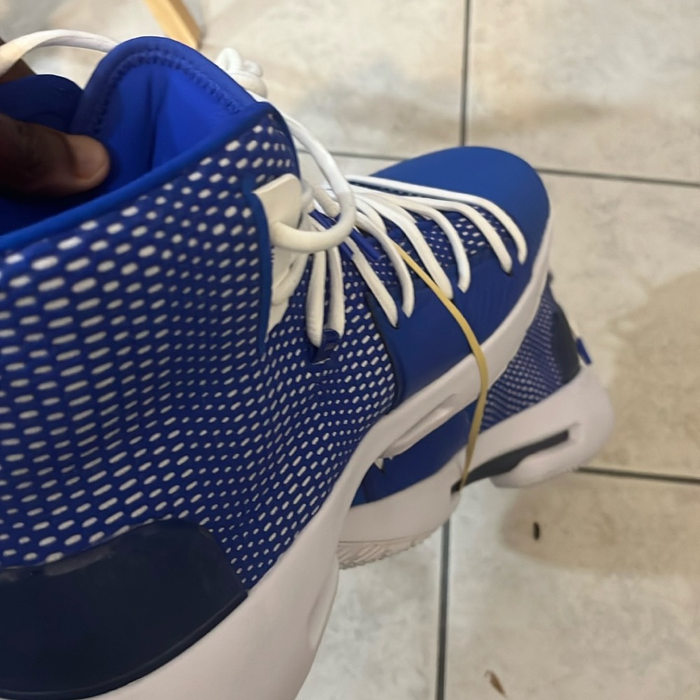 shoes Underarmor good condition never worn at all size 15